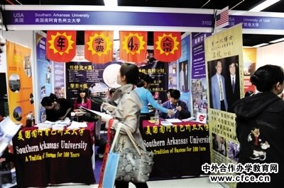 在每年的国际教育展上,留学中介公司及各国院校会竞相打出吸引人的招生广告。 在每年的国际教育展上,留学中介公司及各国院校会竞相打出吸引人的招生广告。